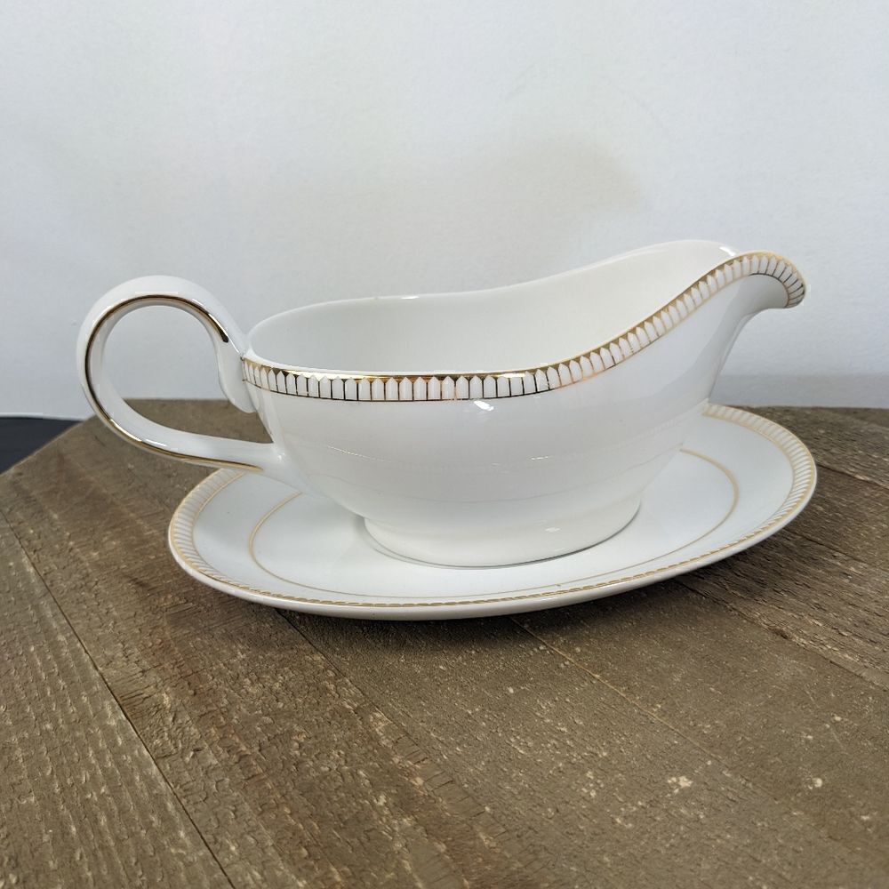 Royal Doulton Paramount Gold 2006 Gravy boat and underplate, gold rim porcelain